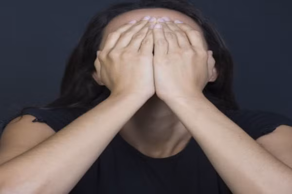  4. Khởi phát của thời kỳ mãn kinh. Tiền mãn kinh dễ khiến bạn bốc hỏa, mất cân bằng tâm trạng và mất ngủ. Nghiên cứu năm 2006 của các nhà nghiên cứu Harvard về chu kỳ tâm trạng cho thấy 1 trong 6 phụ nữ không có tiền sử bệnh trầm cảm có những triệu chứng của bệnh này trong tiền mãn kinh. 