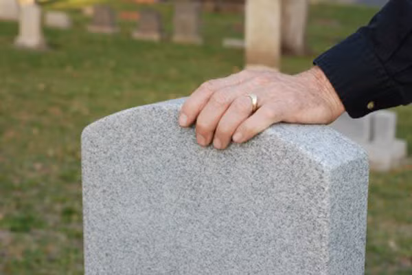  8. Đau buồn trước cái chết của cố nhân, tri kỷ. Đây là nguyên nhân mạnh mẽ khiến bạn trầm cảm. Nghiên cứu từ Viện Sức khỏe Quốc gia Mỹ phát hiện ra rằng, 24% góa vợ sau 2 tháng lâm vào chứng trầm cảm, đặc biệt hơn, 13 tháng sau khi bạn đời từ biệt thì tỷ lệ trầm tăng đột biến. 