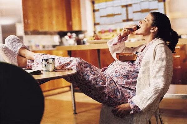  Các nhà khoa học tại Đại học Yale tiến hành nghiên cứu trên 2.500 phụ nữ mang thai, nhóm thai phụ thường xuyên ăn sô cô la ít nhất 5 lần/tuần giảm khả năng bị tiền sản giật đến trên 40% so với nhóm thai phụ không ăn hoặc ăn ít sô cô la. 