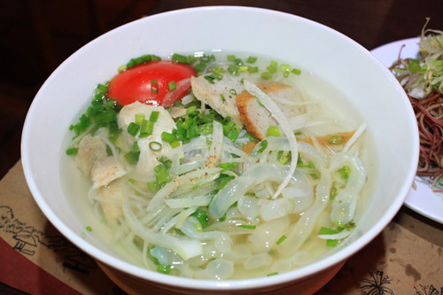 Bún sứa. Tô bún sứa ở Phan Rang gồm bún, sứa tươi, trứng cút, đậu hũ, ngò xanh và bên trên rắc thêm vài hạt đậu phộng. Bún sứa được ăn kèm với bắp chuối, rau muống bào, giá sống và quan trọng nhất là mắm ruốc. Đây chính là gia vị làm cho tô bún thêm phần thi vị hài hòa. Ảnh: linknong