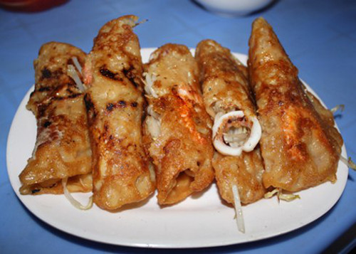 Bánh xèo. Bánh xèo Phan Rang được làm từ bột gạo, đổ bằng khuôn của gốm Chăm Bàu Trúc, nhân bánh là thịt, trứng và các loại hải sản như tôm, mực... Bánh được đổ một lớp mỏng, phủ lên trên là giá đỗ và nhân. Khi bánh chín vàng sẽ có mùi thơm phức. Ảnh: linknong