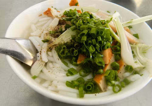 Bánh canh chả cá. Món này gồm có sợi bánh, chả cá, cá dầm, ngò thơm, hành lá và chút tiêu đen rắc bên trên. Chả cá được làm từ loại cá của vùng biển địa phương như nhồng, rựa, thác lác..Khi ăn, thực khách pha thêm chút mắm ớt cay cay và vắt thêm miếng chanh cho vừa miệng. Ảnh: tinngan
