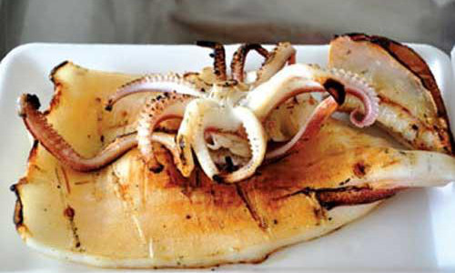 Mực một nắng. Mực khô một nắng Phan Rang có vị thơm, mềm và ngọt rất riêng của biển Ninh Thuận. Để có mực một nắng người ta phải chọn mực vừa mang từ biển về và hãy còn tươi rói, sau đó chỉ phơi duy nhất có một lần nắng. Khi phơi phải đảm bảo con mực đã ráo hẳn nhưng bên trong thịt mực vẫn còn tươi rói và khi nướng, mực vẫn giữ được độ tươi, thịt trắng thơm và dẻo. Ảnh: dacsandatphanrang