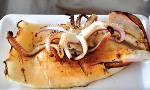 Mực một nắng. Mực khô một nắng Phan Rang có vị thơm, mềm và ngọt rất riêng của biển Ninh Thuận. Để có mực một nắng người ta phải chọn mực vừa mang từ biển về và hãy còn tươi rói, sau đó chỉ phơi duy nhất có một lần nắng. Khi phơi phải đảm bảo con mực đã ráo hẳn nhưng bên trong thịt mực vẫn còn tươi rói và khi nướng, mực vẫn giữ được độ tươi, thịt trắng thơm và dẻo. Ảnh: dacsandatphanrang