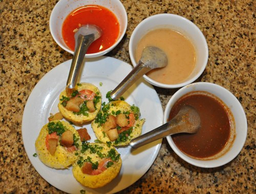 Bánh căn. Bánh căn là món ăn dân dã ở Phan Rang. Phần nhân bánh được chế biến bằng nhiều hương vị đặc trưng hấp dẫn. Nguyên liệu chính làm bánh này là bột gạo. Nhân bánh cho thêm mực, trứng, thịt, tôm... tùy theo ý thích người ăn. Bánh căn ăn kèm với nước cá kho, cho thêm xíu mại, trứng luộc, nước mắm xoài, mắm cái, mắm đậu phộng... Ảnh: tinngan