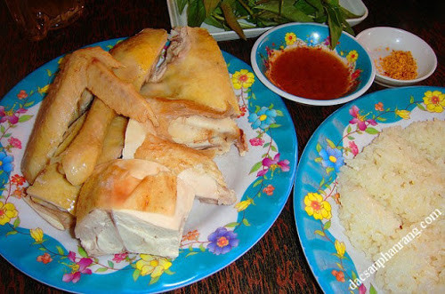 Cơm gà. Người dân nơi đây dùng gà đẻ một lứa để nấu cơm gà bởi theo kinh nghiệm gà mái mới đẻ lứa trứng đầu tiên thì thịt mới ngon. Gà được chặt thành miếng to vừa đủ ăn chứ không xé nhỏ ra đặt lên trên dĩa cơm. Cơm dọn riêng và gà dọn riêng. Cơm gà chấm bằng nước mắm pha với ớt tỏi giã nhuyễn hay với muối ớt rang khô. Món này ăn kèm với rau răm. Ảnh: dacsanphanrang