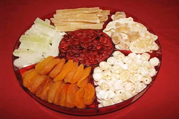 Giò, chả, bánh kẹo, mứt … có chứa phèn. Do phèn làm chậm tác dụng của dạ dày ruột làm cho thức ăn sẽ ở lại đường tiêu hóa lâu hơn và làm tăng kích thích tố của rượu đối với đường tiêu hóa gây chậm trễ quá trình lưu thông máu hại sức khỏe.