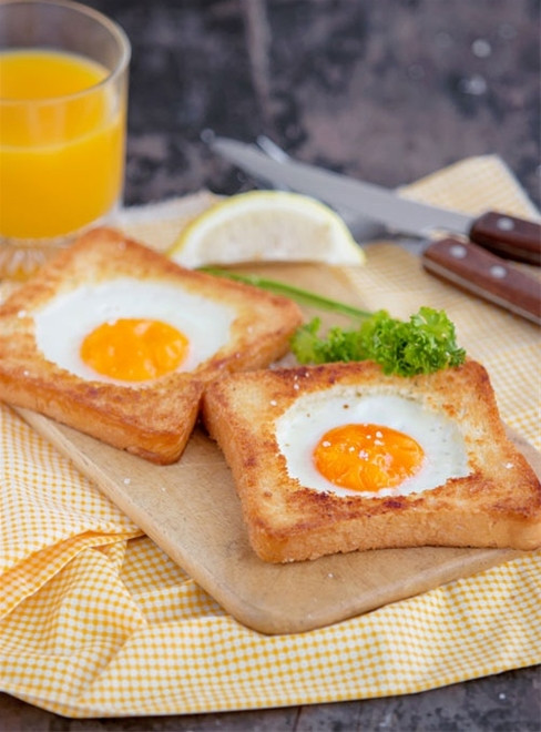 Bánh mì nướng và trứng. Là sự kết hợp đơn giản mà lại rất dinh dưỡng. Chỉ cần 2 lát bánh mì và hai quả trứng nướng vẫn còn lòng đào là bạn đã có món ăn sáng tuyệt ngon cho con yêu. Món này nên chấm với nước tương để tăng vị.