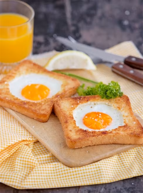 Bánh mì nướng và trứng. Là sự kết hợp đơn giản mà lại rất dinh dưỡng. Chỉ cần 2 lát bánh mì và hai quả trứng nướng vẫn còn lòng đào là bạn đã có món ăn sáng tuyệt ngon cho con yêu. Món này nên chấm với nước tương để tăng vị.