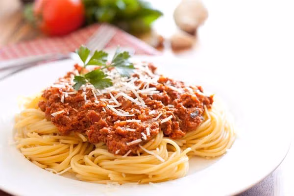 Mỳ ý sốt bò băm. Chỉ cần 30 phút các mẹ đã có một đĩa mỳ ý nóng hổi cho bé yêu măm măm rồi, mà lại ngon không kém ngoài tiệm. Món ăn này cực kỳ hấp dẫn bởi màu sắc hút mắt và hương vị tuyệt vời của nó.