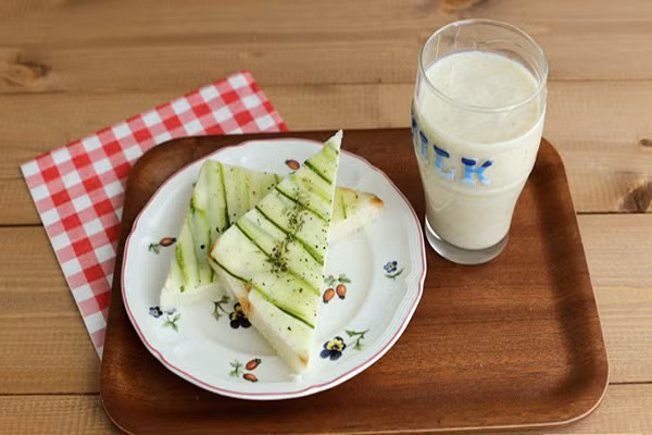 Bánh mì nướng dưa chuột. Món này đồng thời có rau lẫn và mẹ sẽ không phải lo con chê rau. Chỉ cần phết bơ lên bánh mì và xắt lát mỏng dưa chuột đắp lên. Bỏ vào giấy bạc nướng vài phút cho bơ ngấm vào bánh mì, dùng kèm với ly sinh tố cho bữa sáng tràn đầy năng lượng chào ngày mới.