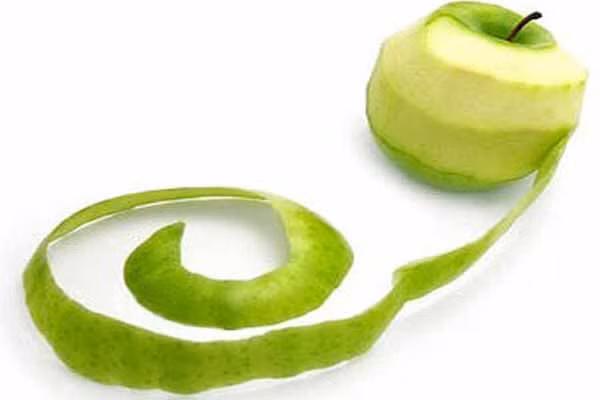 Vỏ táo. Kết quả nghiên cứu cho thấy, vỏ táo có thành phần ngừa ung thư hiệu quả, nhất là ung thư vú, ung thư phổi, ung thư ruột kết. Hơn nữa các chất này cũng có tác dụng hỗ trợ các tế bào kháng ung thư sản sinh thuận lợi. Cho nên khi ăn táo bạn nên ăn cả vỏ, kể cả với những món sinh tố, salat bạn cũng nên áp dụng theo nguyên tắc này.