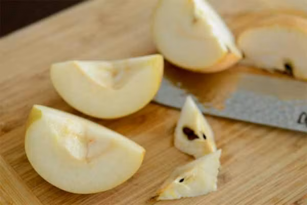 Vỏ quả lê. Vỏ lê có tính hàn vị chua, có tác dụng mát tim phổi, trừ hoả tiêu đờm. Dùng 30gr vỏ lê sắc nước uống có tác dụng tĩnh tâm nhuận phổi, chữa ho có đờm. Vỏ lê nghiền nát có thể điều trị vết loét sưng và vết thương bên ngoài da. Vỏ lê tươi sắc nước uống nhiều lần có thể thanh độc tiêu viêm.