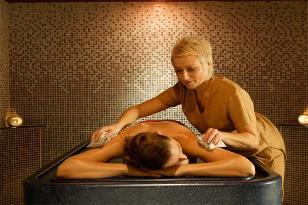  6. Massage bằng đá nóng. Massage đá nóng tác động lên cơ thể con người dưới dạng sóng gây ra bởi các rung động cực nhỏ, phát sinh bởi sự chênh lệch hay thay đổi nhiệt độ, giúp tăng cường năng lượng trong cơ thể thông qua hoạt động kích thích sâu và mạnh vào các huyệt đạo, các cơ quan trọng trên cơ thể. 