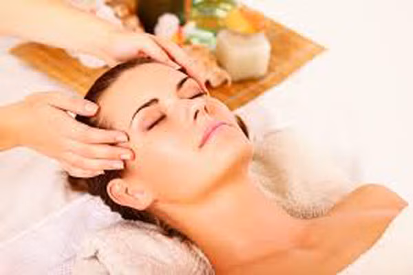  7. Massage Thái. Với các động tác chủ đạo là bấm huyệt, lưu thông khí huyết, có tác dụng thư giãn, giải tỏa căng thẳng và áp lực để cung cấp năng lượng cho cơ thể. Loại hình massage Thái còn được đánh giá là một trong những phương thuốc chữa bệnh hiệu quả so với các hình thức massage thông thường thông qua việc đánh thức hoạt động của các huyệt đạo bên trong cơ thể, giúp xóa tan căng thẳng và kích thích quá trình lưu thông khí huyết.