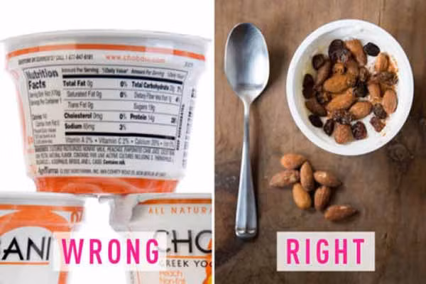  5. Ăn sữa chua hoa quả. Loại sữa chua này chứa nhiều đường. Hãy ăn kiểu sữa chua Hy Lạp nhiều protein cho bữa sáng. Một chút trái cây trộn cùng nho khô, hoa quả đông lạnh hoặc táo thái hạt lựu đã là một loại sữa chua trộn lành mạnh cho sức khỏe. Hoặc muốn tạo hương vị thì bạn hãy thêm vào bột ca cao, nhục đậu khấu… 