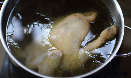 Nước luộc thịt. Bạn có thể dùng nước luộc thịt để nấu canh mà vẫn đảm bảo canh ngọt, mềm mà không cần dùng dầu ăn. Ngoài ra, có thể thêm một chút nước dùng để tạo nước sốt hoặc xào cũng rất tuyệt. Ảnh: phunutoday