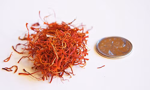 Bột nghệ có vị đắng, sắc vàng tươi hoặc đỏ dùng để nhuộm thực phẩm và làm tăng hương vị cho món ăn. Thành phần chất dicarboxylic axit tự nhiên được gọi là Crocetin chống ung thư chính trong nghệ tây. Nó không chỉ ức chế sự tiến triển của bệnh mà còn làm giảm kích thước của khối u.