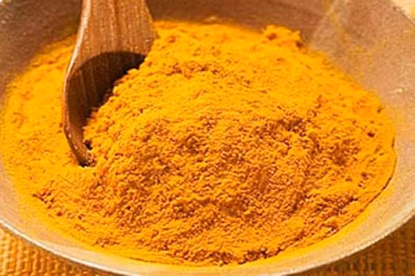Bột cà ri. Là gia vị cay phổ biến trong ẩm thực Ấn Độ, nó là hỗn hợp rau mùi, bột nghệ, thì là, cỏ cà ri và ớt đỏ. Nghiên cứu của trường đại học Rutgers thì bột cà ri có khả năng phòng chống và chữa trị ung thư tuyến tiền liệt nhờ chất phenylethyl isothiocyanate (PEITC) trong rau kết hợp với curcumin trong nghệ.