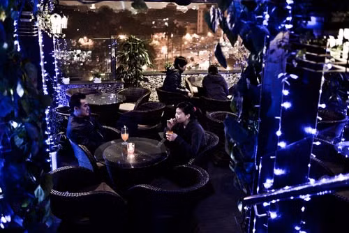 Lavender Garden, tầng 8 &amp; 9 tòa nhà 22 Cầu Đất, Hoàn Kiếm, Hà Nội. Quán nằm trên tầng thượng của một tòa nhà cao tầng nên thoáng đáng, lịch sự nhưng vẫn mang đến cảm nhận về một “thế giới” lãng mạn, trữ tình. Buổi tối quán có ánh đèn lung linh, lấp lánh, có cây xanh gió lộng, cùng tiếng nước chảy róc rách theo từng bước chân và thả mình giữa không gian bao la, êm đềm. Ảnh: phincafe