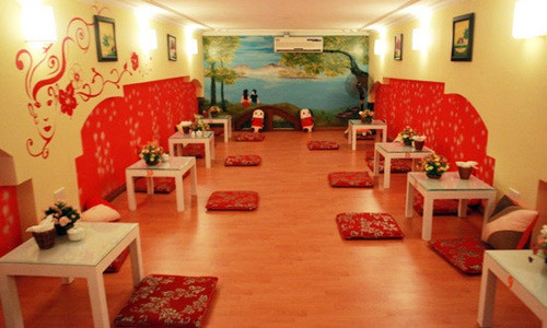 Friend’s World, 118 H2, đường Thành Công, Ba Đình, Hà Nội, là một điểm hẹn lý tưởng cho những cặp đôi thích không khí trầm lắng, tiếng nhạc du dương. Quán có thiết kế mang phong cách nhẹ nhàng và đơn giản, với bàn ghế bọc đệm êm ái, lịch sự, thơ mộng cùng với những chiếc gối ôm thật dễ thương. Ảnh: phincafe