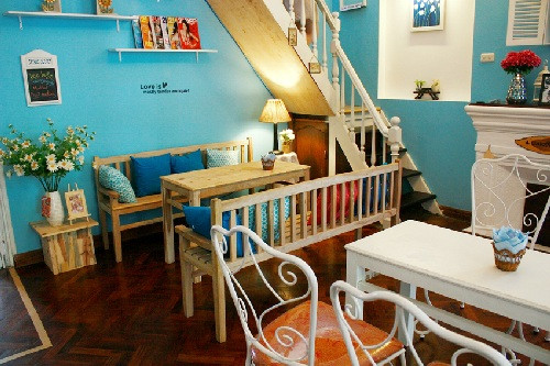 Unicorn’s Home Café, Tầng 2 – số 14 Lý Thường Kiệt - Hoàn Kiếm - Hà Nội, thực sự lý tưởng cho ngày lễ tình nhân bởi không gian cà phê lãng mạn, cổ điển mà hiện đại. Nằm trên tầng 2 một ngôi biệt thự kiểu Pháp cổ, Unicorn’s Home Café trở thành địa chỉ quen thuộc cho những bạn trẻ yêu cảm giác ấm cúng, lãng mạn. Ảnh: zing