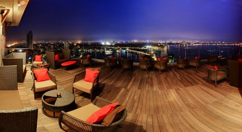 Bar Summit Lounge, số 1 Đường Thanh Niên, Tây Hồ, Hà Nội. Đây là một trong những quán café có view đẹp nhất Hà Nội bởi quán nằm trên tầng 20 khách sạn Sofitel Plaza. Ảnh: asobi
