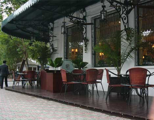 Buổi tối, trong ánh nến lung linh, cái không gian cổ điển mang đến cho quán một vẻ lãng mạn ấn tượng mà không quán café nào ở Hà thành có thể có được. Chắc chắc La Terrasse du Metropole sẽ là một điểm hẹn cho những cặp đôi thích thiên nhiên trong ngày Valentine. Ảnh: zing