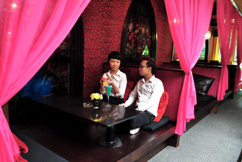 Cool, 32 Nhà Chung, Hoàn Kiếm, Hà Nội, là địa điểm lý tưởng cho những ai muốn tìm nơi kín đáo để tư tâm sự mà vẫn đảm bảo lịch lãm, tế nhị. Cool chia thành nhiều khoang, ngăn cách nhau bởi một tấm rèm mỏng để cặp đôi có chốn riêng tư, tách biệt với thế giới bên ngoài, tự nhiên thể hiện tình yêu đôi lứa. Ảnh: sotaydulich