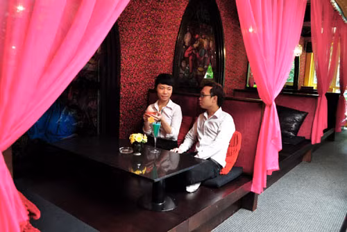 Cool, 32 Nhà Chung, Hoàn Kiếm, Hà Nội, là địa điểm lý tưởng cho những ai muốn tìm nơi kín đáo để tư tâm sự mà vẫn đảm bảo lịch lãm, tế nhị. Cool chia thành nhiều khoang, ngăn cách nhau bởi một tấm rèm mỏng để cặp đôi có chốn riêng tư, tách biệt với thế giới bên ngoài, tự nhiên thể hiện tình yêu đôi lứa. Ảnh: sotaydulich