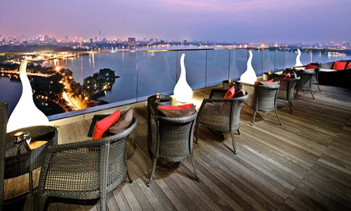 Đến Bar Summit Lounge vào buổi tối, các cặp tình nhân có thể chiêm ngưỡng thành phố Hà Nội về đêm rực rỡ với những ánh đèn điện tuyệt đẹp, ngắm hồ Trúc Bạch, Hồ Tây lung linh, huyền ảo. Quán có nội thất được thiết kế sang trọng, hiện đại và khá tinh tế. Ảnh: depplus