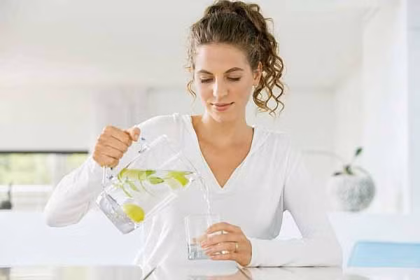 Có thể kết hợp đôi ba việc làm đẹp như tắm với sữa, ngâm mình trong nước có vài giọt tinh dầu, hay rửa mặt bằng chanh và vài giọt mật ong. Thậm chí chỉ cần một ly chanh tươi loãng vào mỗi sáng sớm là các nàng đã có thể làm đẹp cho chính mình cực nhanh.