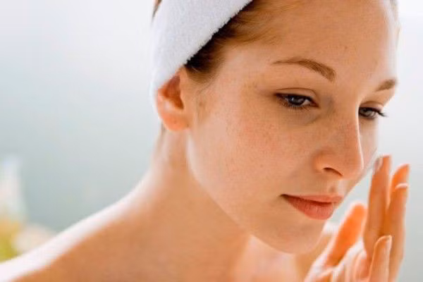  Thói quen ăn uống, sinh hoạt không điều độ, căng thẳng lo âu, rối loạn nội tiết, lâu ngày khiến cho các cơ quan nội tạng bị suy giảm chức năng đặc biệt là chức năng thải độc của gan, thận, máu huyết lưu thông kém… dẫn đến hiện tượng nổi mề đay, mẩn ngứa, mụn nhọt. 