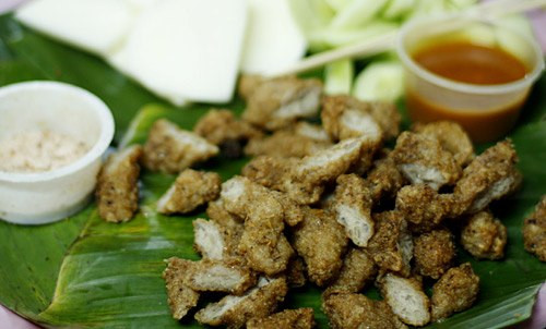 Ngõ nem chua rán Tạm Thương. Các bạn trẻ Hà Thành ưa thích nem chua rán chắc chắc đã từng một lần thưởng thức ở Tạm Thương trên phố Hàng Bông. Nem chua rán đầu tiên được bán ở quán Bà già với giá khá đắt, sau đó được mở rộng đến các gia đình trong ngõ.