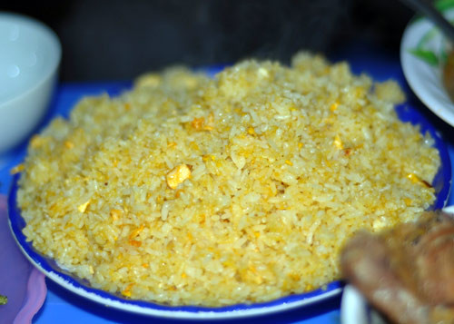 Điểm đặc biệt ở phố ẩm thực này là các nhà hàng, quán ăn được phép mở tới khuya, nên tại đây từ sáng đến đêm đều là “giờ cao điểm”. Ưu điểm ở đây là phục vụ nhiều món, đủ cơm, phở, cháo, xôi, mỳ, lẩu… nhưng nhược điểm là giá cả không hề rẻ.