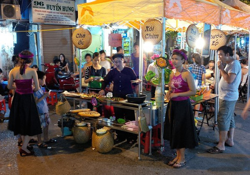 Tại đây, bạn có thể thoải mái lựa chọn từ các món ăn đậm chất Việt như chả ốc, xôi chim... cho tới các món Hàn như cơm cuộn hay tteokbokki, và các món ăn vặt được giới trẻ ưa thích như khoai tây lốc xoáy, khoai chiên…