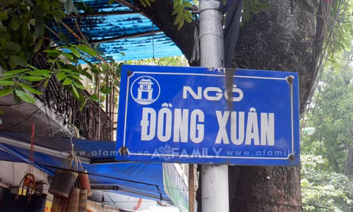 Ngõ chợ Đồng Xuân. Con ngõ này khá nhỏ và hẹp, nhưng có cả một thiên đường đồ ăn được bày bán từ miến lươn, bún chả, phở bò, phở gà, bún ốc, bánh bột lọc, bánh tôm, bún riêu, miến trộn, miến cá, các loại chè…