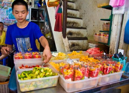 Phố hoa quả dầm Tô Tịch. Con phố gần khu vực bờ hồ này từ lâu đã nổi tiếng với món hoa quả dầm, sữa chua mít, nước ép hoa quả các loại. Hà Nội có rất nhiều các quán hoa quả dầm, nhưng người ta vẫn khẳng định “hoa quả dầm ở Tô Tịch là số 1”.