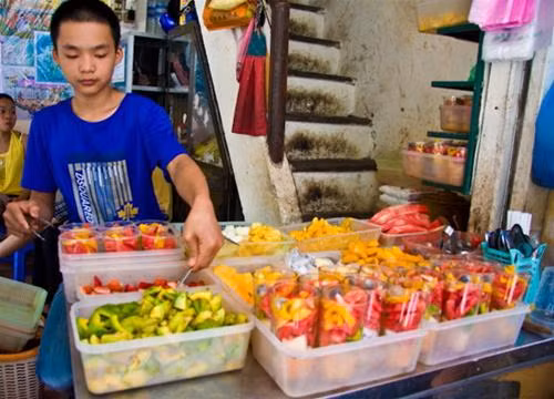 Phố hoa quả dầm Tô Tịch. Con phố gần khu vực bờ hồ này từ lâu đã nổi tiếng với món hoa quả dầm, sữa chua mít, nước ép hoa quả các loại. Hà Nội có rất nhiều các quán hoa quả dầm, nhưng người ta vẫn khẳng định “hoa quả dầm ở Tô Tịch là số 1”.