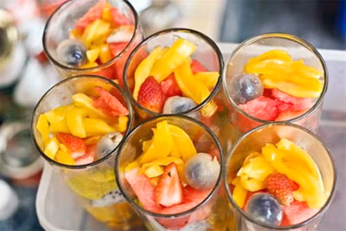 Chỉ đơn giản là vài loại trái cây theo mùa sắt nhỏ, thêm một chút sữa đặc, nước cốt dừa và đá bào là có một món đồ ăn vặt hấp dẫn.