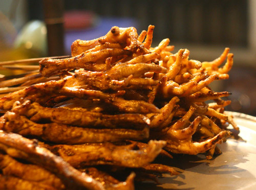 Nhiều khách mê mẩn món ăn nên con phố Lý Văn Phúc tuy ngắn mà có tới cả chục tiệm treo biển chân gà nướng. Theo kinh nghiệm của những người đi ăn, thì quán ngon nhất của ngõ này nằm ở trong cùng, phía bên tay phải. Quán này đã có kinh nghiệm hơn 10 năm làm chân gà nướng