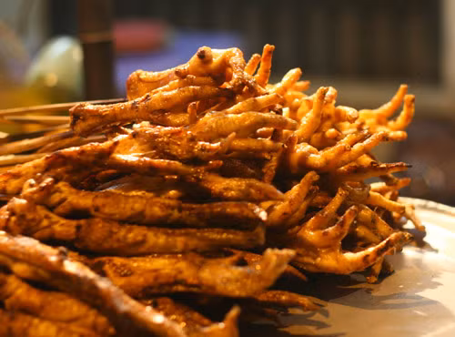 Nhiều khách mê mẩn món ăn nên con phố Lý Văn Phúc tuy ngắn mà có tới cả chục tiệm treo biển chân gà nướng. Theo kinh nghiệm của những người đi ăn, thì quán ngon nhất của ngõ này nằm ở trong cùng, phía bên tay phải. Quán này đã có kinh nghiệm hơn 10 năm làm chân gà nướng