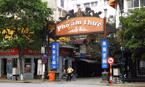 Phố Tống Duy Tân, ngõ Cấm Chỉ. Nói đến phố ẩm thực, ngõ ăn uống mà không nhắc tới phố Tống Duy Tân và ngõ Cấm Chỉ thì thật thiếu sót. Phố này được nhà nước cho phép dựng cổng chào hoành tráng là “Phố ẩm thực”.