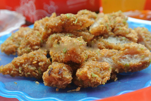 Phô mai que, nem chua rán, chè, khoai tây chiên, nem lụi, bia, nước hoa quả… luôn là những món ăn được các thực khách ưa chuộng.