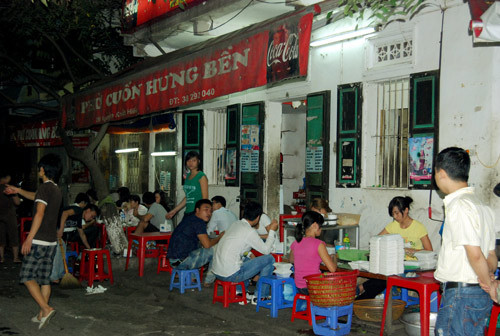 Phố phở cuốn Ngũ Xã. Nhắc đến phở cuốn, người ta nghĩ ngay đến làng Ngũ Xã ở kế bên hồ Trúc Bạch. Ban đầu, phố ngũ xá chỉ có một vài quán làm phở nhưng hiện nay dọc hồ có hàng chục tiệm phở cuốn với đủ cấp độ bình dân vỉa hè cho tới lịch sự phòng kín đàng hoàng khác nhau.