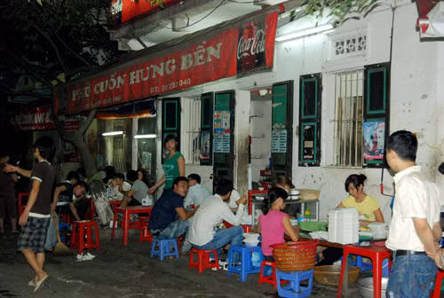 Phố phở cuốn Ngũ Xã. Nhắc đến phở cuốn, người ta nghĩ ngay đến làng Ngũ Xã ở kế bên hồ Trúc Bạch. Ban đầu, phố ngũ xá chỉ có một vài quán làm phở nhưng hiện nay dọc hồ có hàng chục tiệm phở cuốn với đủ cấp độ bình dân vỉa hè cho tới lịch sự phòng kín đàng hoàng khác nhau.