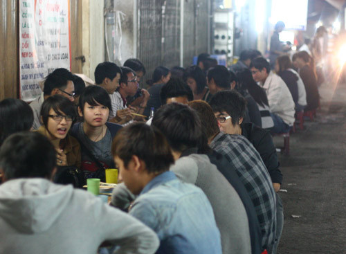 Phố nướng Gầm Cầu. Buổi tối là lúc con phố có cái tên rất “bụi bặm” này trở thành thiên đường ăn uống cho giới trẻ. Một chảo nướng cồn được đặt ở giữa, mọi người cùng quay quần, đặt dạ dày, lòng non, nầm bò, thịt bò cùng các loại rau củ quả nướng với bơ thơm lừng tạo nên không gian ấm cúng, thân thiết.