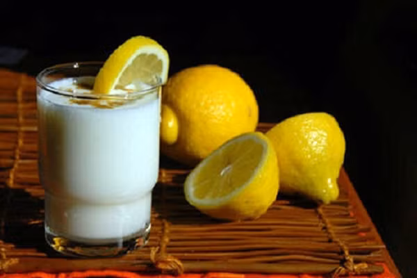 Trộn 2 muỗng cà phê bột cà chua cùng với 1 muỗng cà phê sữa và 1 thìa cà phê nước cốt chanh. Dùng sữa rửa mặt này lên mặt và giữ trong 10 phút trước khi rửa lại với nước lạnh. Bạn thậm chí có thể để hỗn hợp này trong tủ lạnh để dùng được trong 1 tuần.