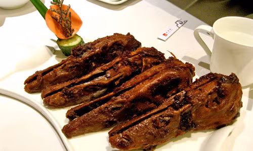 Đầu vịt. Đây là một món ăn được nhiều dân nhậu Trung Quốc ưa chuộng. Món này thu hút thực khách bởi mùi vị thơm ngon và sự bổ dưỡng. Nhiều người cho rằng món đầu vịt này giúp đầu óc minh mẫn hơn.