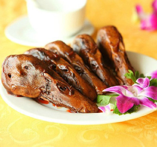 Người ta thường ướp đầu vịt với hơn 30 loại thảo mộc khác nhau để tăng hương vị cho món ăn. Khi ăn thường dùng tay cầm để gặm lớp thịt mỏng bên ngoài rồi tách đôi mỏ khiến phần não hiện ra.
